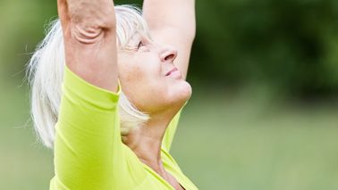 Ältere Frau macht Übung zur Struzprohylaxe