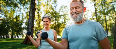 Älteres Paar trainiert mit Hanteln und achtet auf die richtige Atmung zur Unterstützung der Muskelkraft