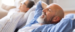 Ältere Mann und Frau entspannen zuhause auf der Couch.