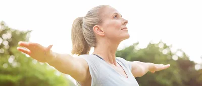 Frau macht in der Natur eine Sportübung.