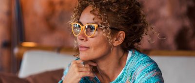 Frau mit Brille denkt nach.