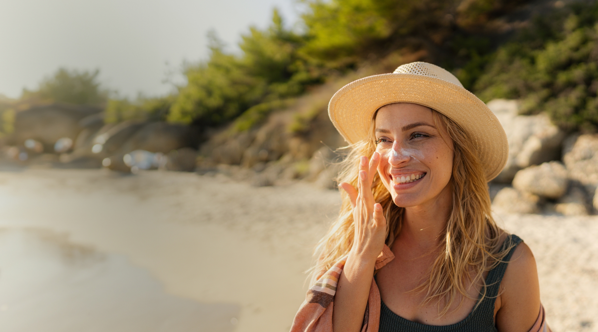 Junge Frau am Strand