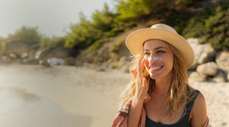 Junge Frau am Strand