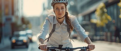 Frau fährt mit dem Fahrrad ins Büro