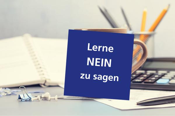 Auf einem Notizzettel steht - lerne nein zu sagen