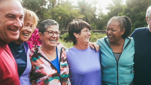 Gruppe von älteren Menschen in der Natur.