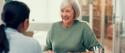 Ältere Frau im Gespräch mit einer Ärztin.