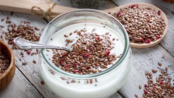 Schüssel mit Naturjoghurt und Leinsamen - Hausmittel bei Verstopfung