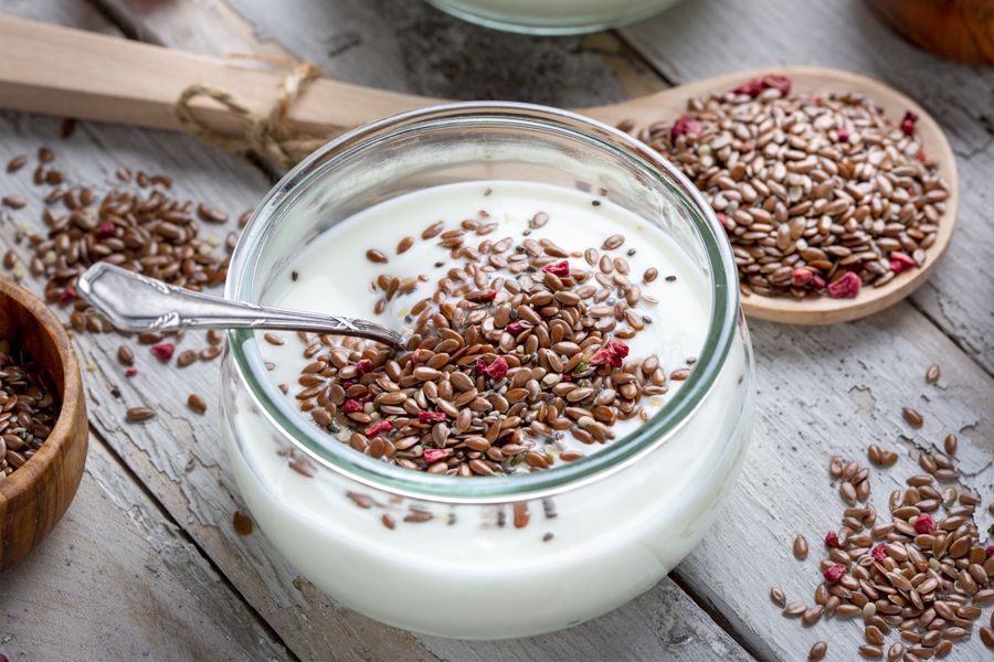 Glasschüssel mit Joghurt und Samen