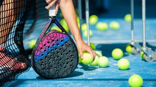 Close-Up Padel-Tennisschläger und Padel-Tennisbälle