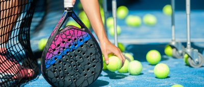 Close-Up Padel-Tennisschläger und Padel-Tennisbälle