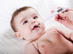 Säugling bekommt Fieber gemessen