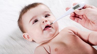 Säugling bekommt Fieber gemessen