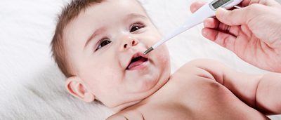 Säugling bekommt Fieber gemessen
