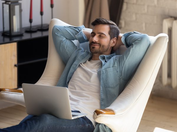 Mann liegt entspannt auf dem Sofa – Symbol für Erholung bei Kopfschmerzen im Alltag.