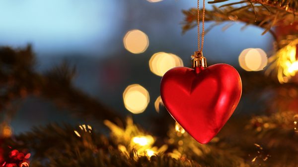 Ein Herz hängt am Weihnachtsbaum als Symbol für Gelassenheit