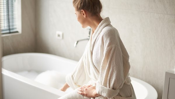 Sitzbad mit warmem Wasser zur Linderung von Juckreiz und Förderung der Durchblutung