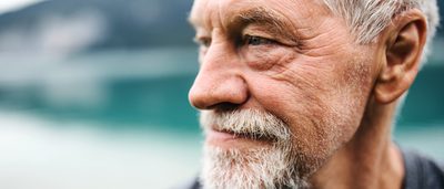 Älterer Mann in der Natur im Profil.