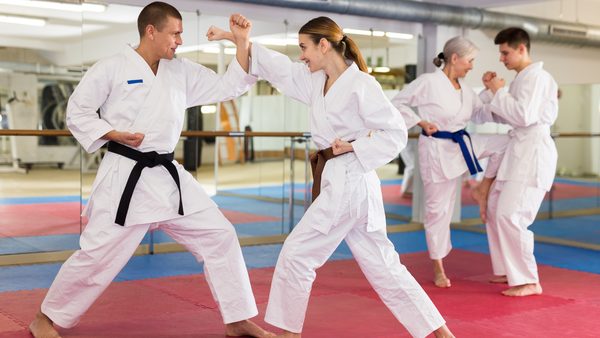 Personen trainieren im Studio Karate