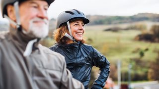 Älterer Mann und ältere Frau beim Fahrradfahren.