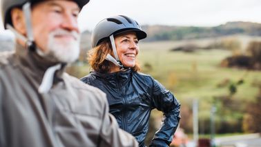 Älterer Mann und ältere Frau beim Fahrradfahren.