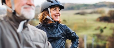 Älterer Mann und ältere Frau beim Fahrradfahren.