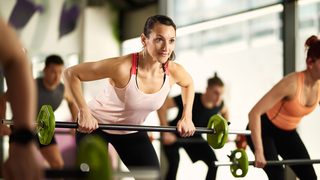 Frau trainiert mit einer Hantel.