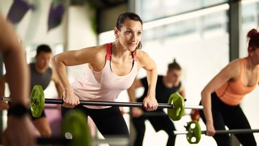 Frau trainiert mit einer Hantel.