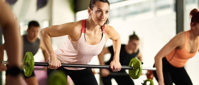 Frau trainiert mit einer Hantel.