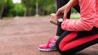 Frau checkt ihre Herzfrequenz beim Sport.