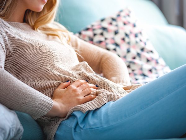 Frau hält die Hände auf dem Bauch