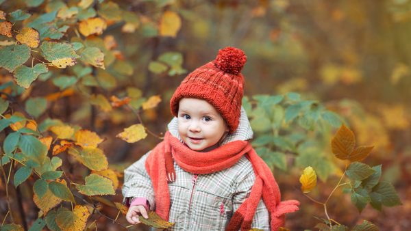 Kind spielt im Wald an der frischen Luft zur natürlichen Stärkung des Immunsystems.