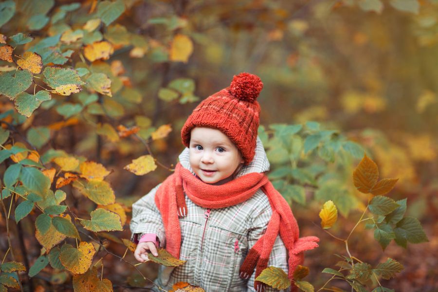 Kind spielt im Wald