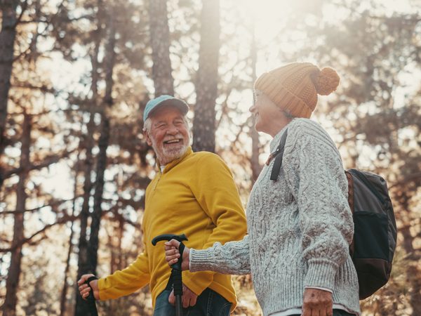 Älteres Paar spaziert durch den Wald