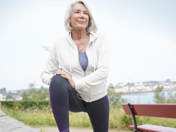 Ältere Frau in Sportkleidung macht eine Pause beim Training im Freien. Bewegung hält fit und stärkt das Herz-Kreislauf-System.