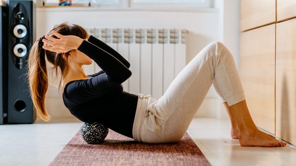 Person beim Faszientraining mit Faszienrolle unter dem oberen Rücken – gezielte Übung zur Lockerung der Faszien