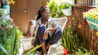 Frau im Sessel am Fenster – Entspannung und Linderung bei Zyklusstörungen durch natürliche Mittel.