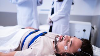 Mann schläft in einem Schlaflabor.