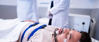 Mann schläft in einem Schlaflabor.