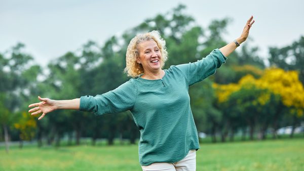 Ältere Frau balanciert im Freien