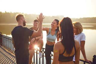 Gruppe von Freunden nach Sport im Sommer