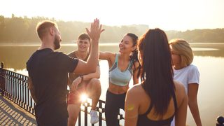 Gruppe von Freunden nach Sport im Sommer