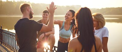 Gruppe von Freunden nach Sport im Sommer