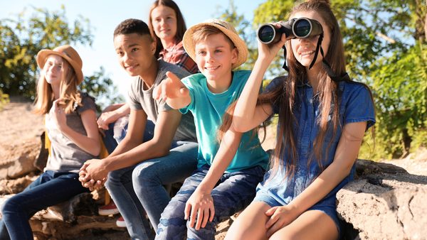 Schlafprobleme bei Jugendlichen: Tageslicht & Bewegung fördern erholsamen Schlaf – Teenagergruppe im Freien