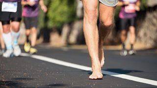 Mann macht barfuß Sport.