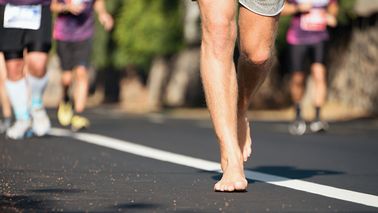 Mann macht barfuß Sport.