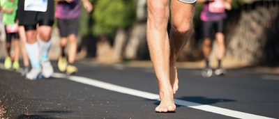 Mann macht barfuß Sport.