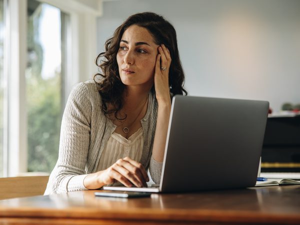Gestresste Frau am Laptop.