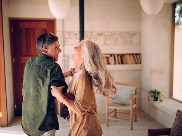 Älteres Ehepaar tanzt