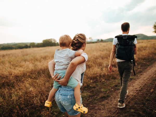 Eltern tragen Sohn auf dem Rücken
